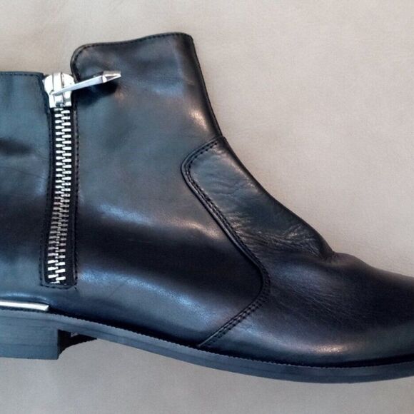 Marc Fisher Rail Black Leather Bootie Silver Side Zip Women Size 8.5 M - Picture 3 of 5